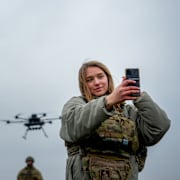 Ukrainsk drönaroperatör i Charkiv, arkivbild. 