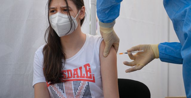 En ficka vaccineras mot covid-19 /Arkivbild.  Andreea Alexandru / TT NYHETSBYRÅN