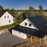 Installation av den diskreta solpanelen Midsummer SLIM, integrerad i ett falsat plåttak.