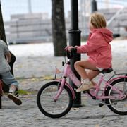 Barn som cyklar och leker på Riddarholmen.
