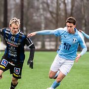 Karlstads Lukas Rhöse och Malmö FF:s Kenan Busuladzic.