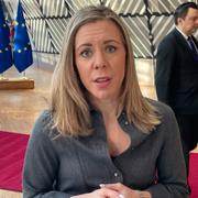 EU-minister Jessica Rosencrantz (M) på väg in till tisdagens EU-möte i Bryssel.