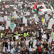 Huthier demonstrerar mot USA och Israel den 17 april 2026.