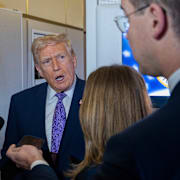 Trump talar med reportrar på Air Force One på söndagen.