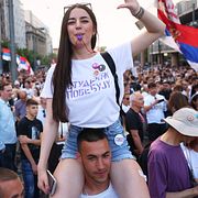 Regeringskritiska demonstranter deltar i en protest ledd av serbiska studenter i Belgrad den 23 maj 2026.