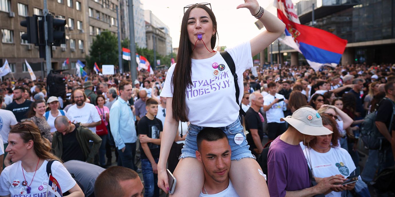 Regeringskritiska demonstranter deltar i en protest ledd av serbiska studenter i Belgrad den 23 maj 2026.