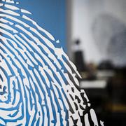 Fingerprint utvecklar teknik för fingeravtrycksautentisering. Arkivbild.