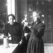 Marie Curie jobbar i labbet i Paris den 20 april 1927. Även dottern Irene är med på bilden.