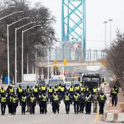 Polisen inledde en insats för att skingra demonstranterna under söndagen.