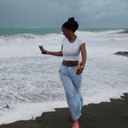 En kvinna på stranden i Kingston i söndags.