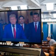 Donald Trumps tal på en tv-skärm i pressrummet i Vita huset.