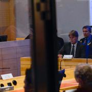 Den åtalade mannen (pixlad) tillsammans med sin advokat Thomas Bodström.