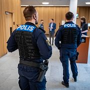 Polis på plats vid häktningsförhandlingarna i Malmö tingsrätt på fredagen mot den 17-åring och 15-åring som misstänks för mordet på en 15-åring i Rosengård.