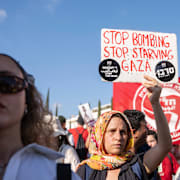 Demonstration mot svälten och kriget i Gaza i Tel Aviv, Israel den 25 augusti 2025. 