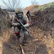 Bild som släppts av ryska försvarsdepartementet och som visar en rysk soldat i skyttegrav. Kinesiska soldater som rest till Ryssland menar att bilden av striderna som sprids på sociala medier är glorifierad. 