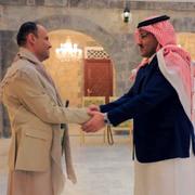 Huthirebellernas Mahdi al-Mashat skakar hand med Saudiarabiens ambassdör i Jemen, Mohammed bin Saeed Al-Jaber på söndagen.