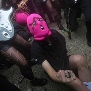 Pussy Riot-aktivist protesterar mot Rysslands medverkan på konstbiennalen i Venedig, 6 maj 2026. 