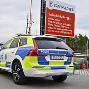 Polis på plats vid Sollenkroka brygga dagen efter att en kvinna hittats död på en ö i Stockholms skärgård.