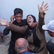 Palestinier sörjer dödad familjemedlem.