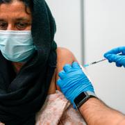 En kvinna som vaccineras mot covid-19. 