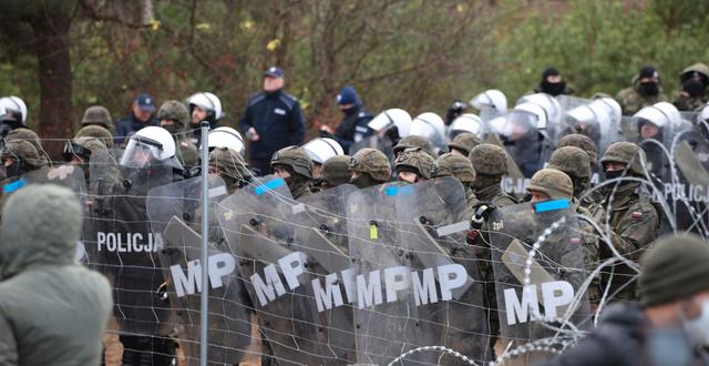 Polsk polis slår vakt om gränsen.  Leonid Shcheglov / TT NYHETSBYRÅN