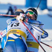 Maja Dahlqvist kramar om Johanna Hagström under damernas sprintfinal i världscupen