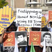 Svensk- och exiliranier höll en protestaktion utanför UD arrangerad av Förenade Föreningar för ett Fritt Iran (FFFI) i juni 2024.