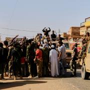 Folk jublar när sudanesiska militären tog över huvudstaden Khartoum. Arkivbild.