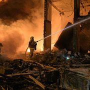 Räddningsarbete i Kyiv efter en rysk attack tidigare i juli