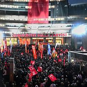 Demonstranter samlade utanför CHP:s huvudkontor i Ankara på lördagskvällen.