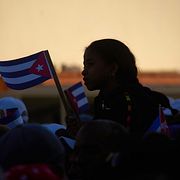 Ett barn hållder den kubanska flaggan.