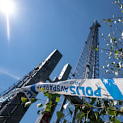 Avspärrningsband runt en telemast. Arkivbild. 