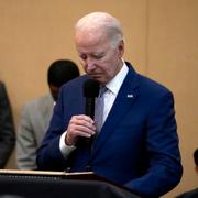 Joe Biden håller en tyst minut för de dödade soldaterna.