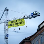 En aktion från organisationen Greenpeace under säkerhetsträffen.
