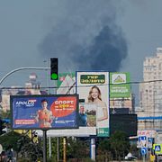 Röken stiger efter en rysk attack mot ett bostadsområde i Kyiv.