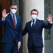 Pedro Sánchez och Emmanuel Macron under måndagens möte.