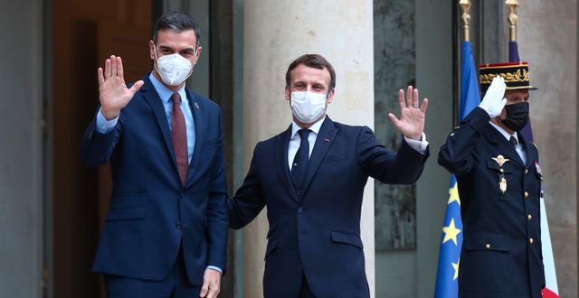 Pedro Sánchez och Emmanuel Macron under måndagens möte. Michel Euler / TT NYHETSBYRÅN