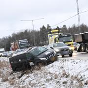 En lastbil med släp har vält efter en olycka på E4 mellan Stockholm och Arlanda. Vägen är helt avstängd i norrgående riktning.
