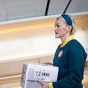 Unizons Olga Persson lämnar över namnunderskrifter till Gunnar Strömmer 2023.