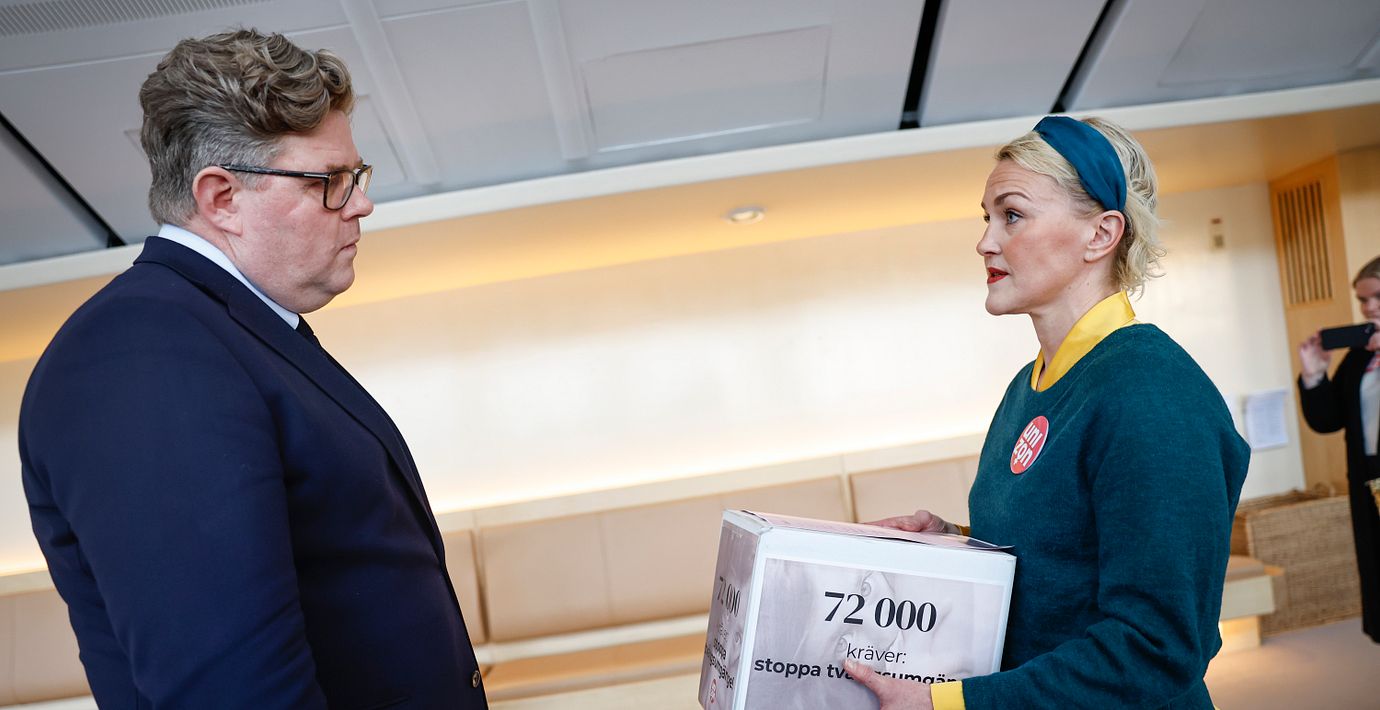 Unizons Olga Persson lämnar över namnunderskrifter till Gunnar Strömmer 2023.