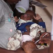 Ett barn får ett malariavaccin i Uganda.