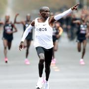 Eliud Kipchoge klår drömgränsen på under två timmar för ett maratonlopp 