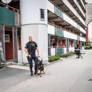 Polis på plats i Husby efter skottlossningen.