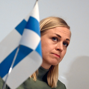 Finlands utrikesminister Elina Valtonen och en illustrationsbild på ett Natofartyg.