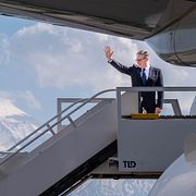 Keir Starmer vinkar på väg ombord på ett flygplan från Armenien i slutet av förra veckan.