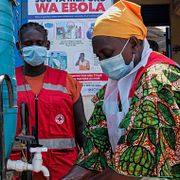 En sjukvårdsarbetare tvättar sina händer vid en tillfällig klinik i Kongo-Kinshasa på torsdagen.