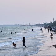 Folk badar på stranden vid Hormuzsundet. Arkivbild.