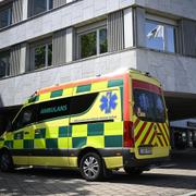 Ambulans på plats vid Stadshuset i Malmö på måndagsförmiddagen efter en misshandel.