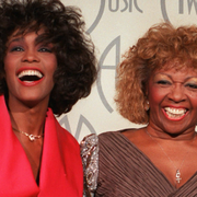 Cissy Houston 1975 och med Whitney Houston 1998. 