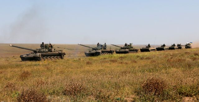 Ukrainska militärfordon i området nära Krim. Aleksandr Shulman / TT / NTB Scanpix